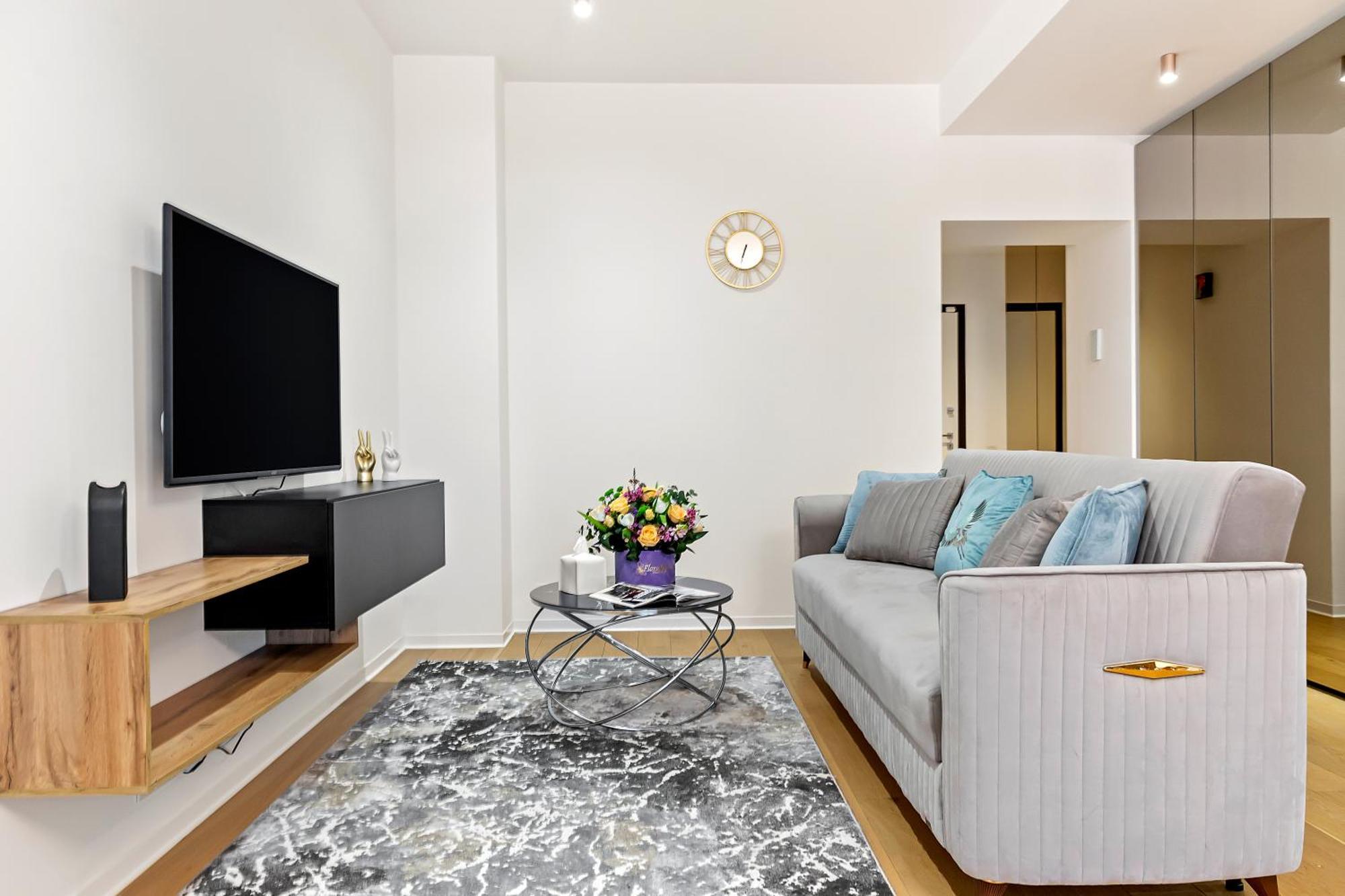 One Tower Apartment *